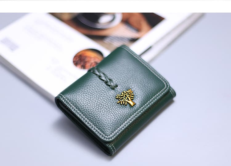 レディース二つ折り財布 樹木モチーフ金具付き型押しレザー二つ折り財布