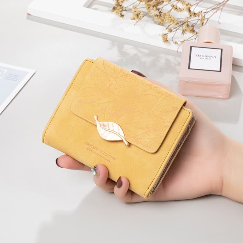 リーフ金具付き型押しレディース二つ折り財布